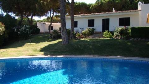 Casa térrea com piscina e vista maravilhosa sobre o mar