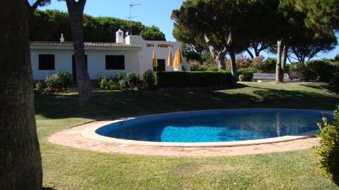 Casa térrea com piscina e vista maravilhosa sobre o mar