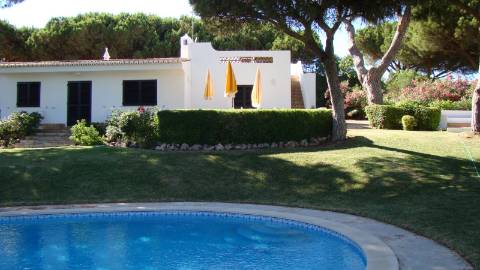 Casa térrea com piscina e vista maravilhosa sobre o mar