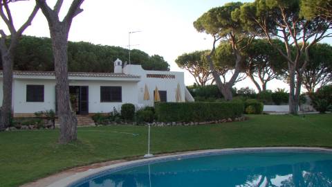Casa térrea com piscina e vista maravilhosa sobre o mar