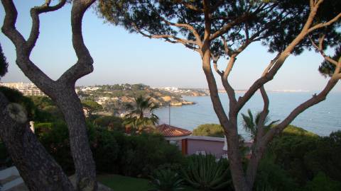 Casa térrea com piscina e vista maravilhosa sobre o mar