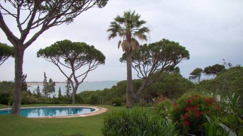 Casa térrea com piscina e vista maravilhosa sobre o mar