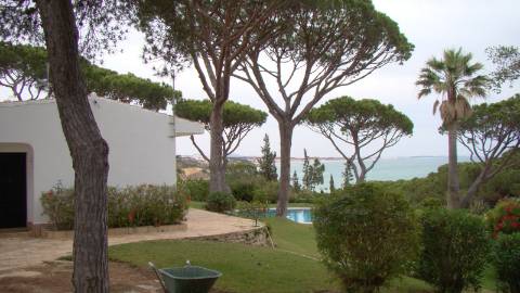 Casa térrea com piscina e vista maravilhosa sobre o mar