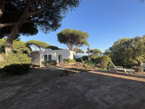 Casa térrea com piscina e vista maravilhosa sobre o mar