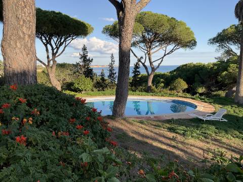Casa térrea com piscina e vista maravilhosa sobre o mar