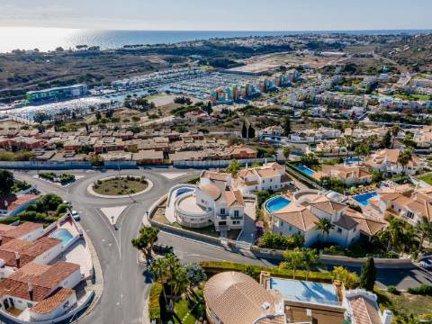 Moradia espaçosa com vista mar e marina