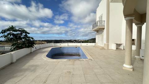 Moradia espaçosa com vista mar e marina