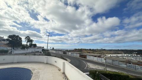 Moradia espaçosa com vista mar e marina
