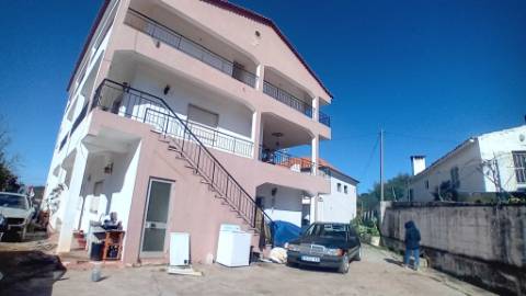 MORADIA DE CAMPO COM GARAGEM