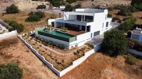 MAGNIFICA MORADIA T4 COM PISCINA E VISTA MAR