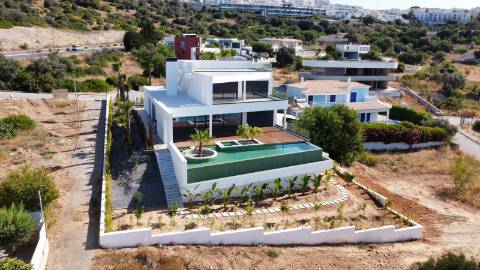 MAGNIFICA MORADIA T4 COM PISCINA E VISTA MAR