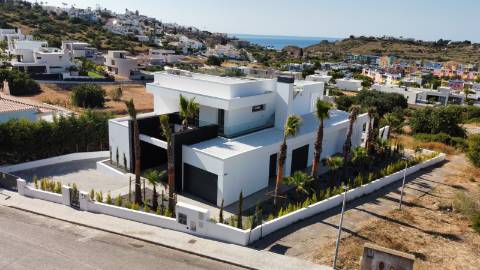 MAGNIFICA MORADIA T4 COM PISCINA E VISTA MAR