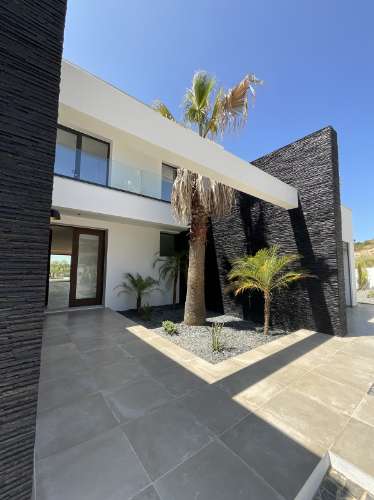 MAGNIFICA MORADIA T4 COM PISCINA E VISTA MAR