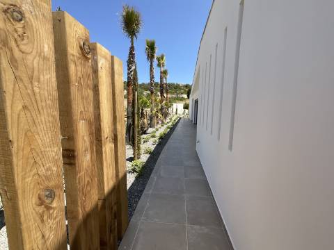 MAGNIFICA MORADIA T4 COM PISCINA E VISTA MAR