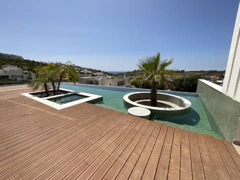 MAGNIFICA MORADIA T4 COM PISCINA E VISTA MAR