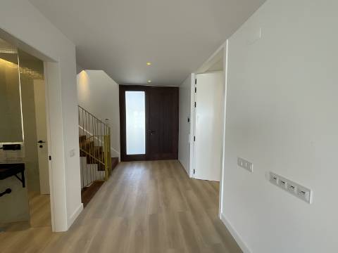 MAGNIFICA MORADIA T4 COM PISCINA E VISTA MAR