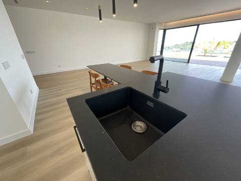 MAGNIFICA MORADIA T4 COM PISCINA E VISTA MAR