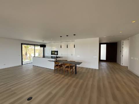 MAGNIFICA MORADIA T4 COM PISCINA E VISTA MAR