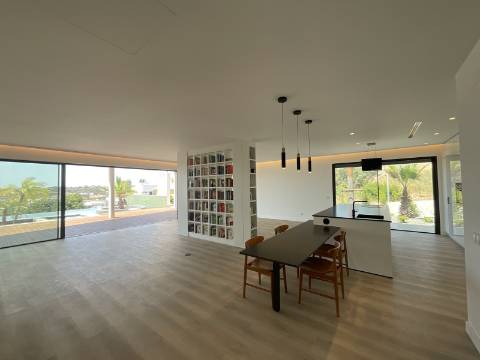 MAGNIFICA MORADIA T4 COM PISCINA E VISTA MAR