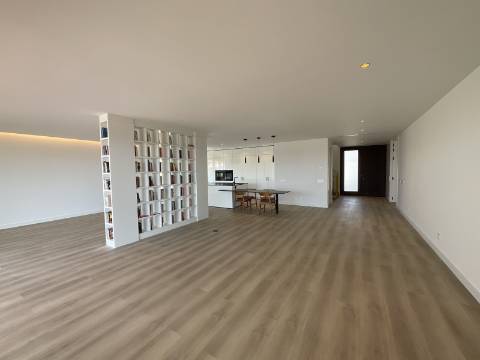 MAGNIFICA MORADIA T4 COM PISCINA E VISTA MAR