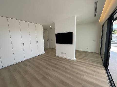 MAGNIFICA MORADIA T4 COM PISCINA E VISTA MAR