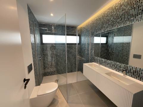 MAGNIFICA MORADIA T4 COM PISCINA E VISTA MAR