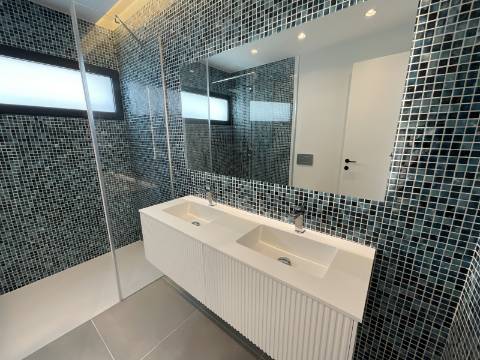 MAGNIFICA MORADIA T4 COM PISCINA E VISTA MAR