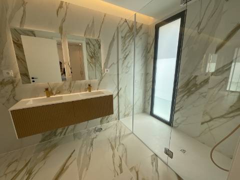 MAGNIFICA MORADIA T4 COM PISCINA E VISTA MAR