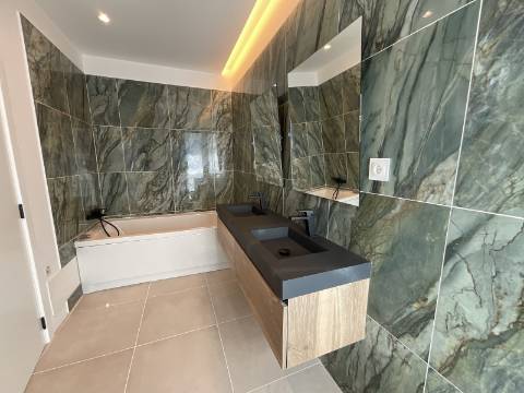 MAGNIFICA MORADIA T4 COM PISCINA E VISTA MAR