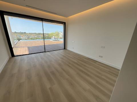 MAGNIFICA MORADIA T4 COM PISCINA E VISTA MAR