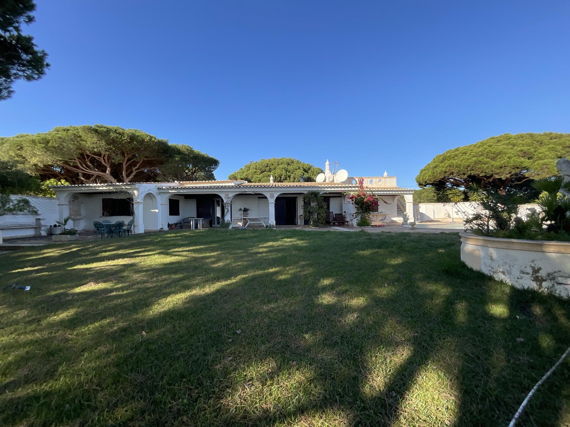 Excelente moradia com piscina e vista de mar.