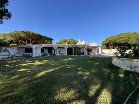 Excelente moradia com piscina e vista de mar.
