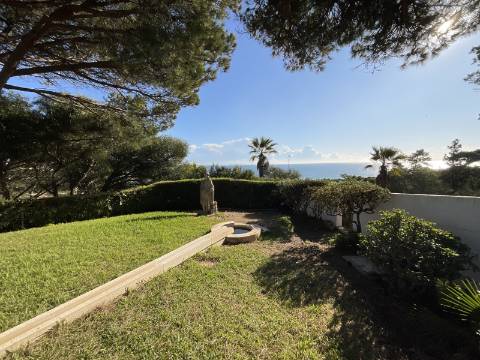 Excelente moradia com piscina e vista de mar.