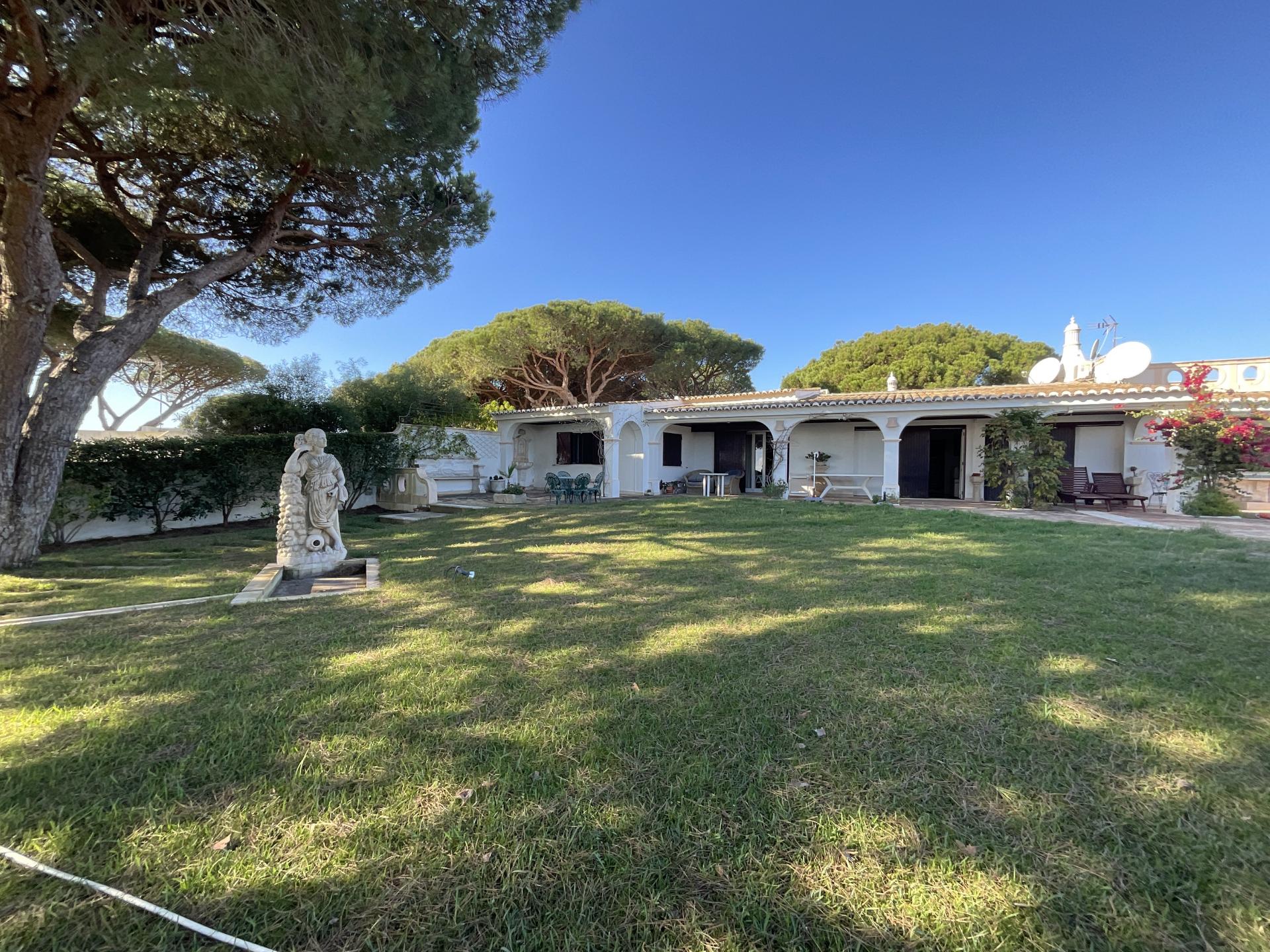 Excelente moradia com piscina e vista de mar.