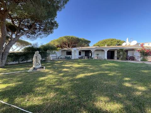Excelente moradia com piscina e vista de mar.