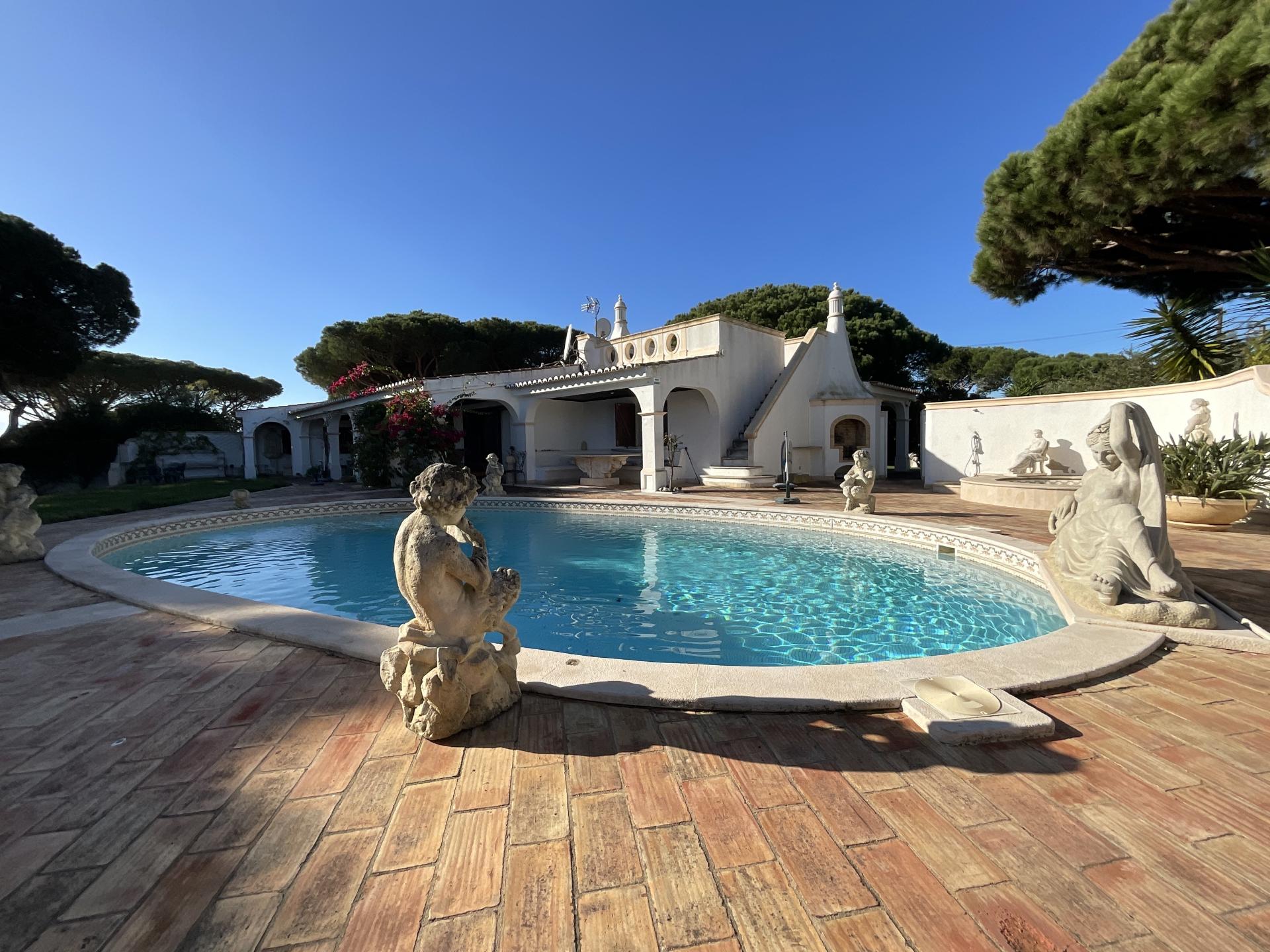 Excelente moradia com piscina e vista de mar.