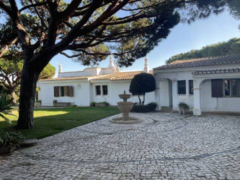 Excelente moradia com piscina e vista de mar.