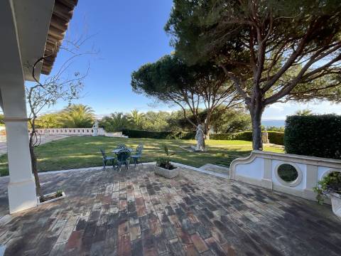 Excelente moradia com piscina e vista de mar.