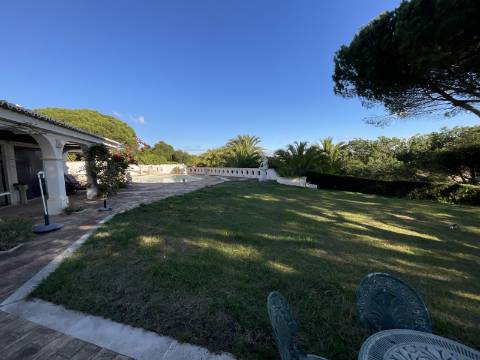 Excelente moradia com piscina e vista de mar.