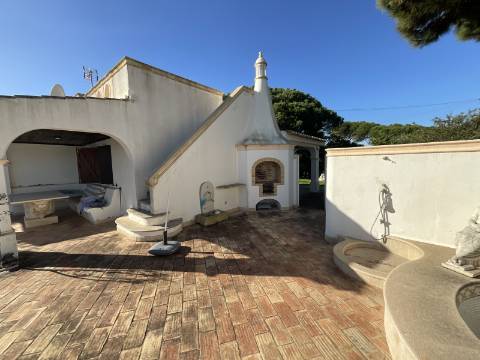 Excelente moradia com piscina e vista de mar.