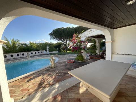 Excelente moradia com piscina e vista de mar.