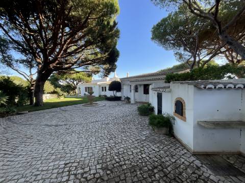 Excelente moradia com piscina e vista de mar.