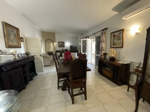 Excelente moradia com piscina e vista de mar.