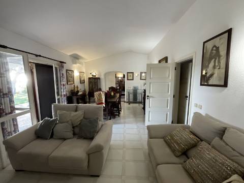 Excelente moradia com piscina e vista de mar.