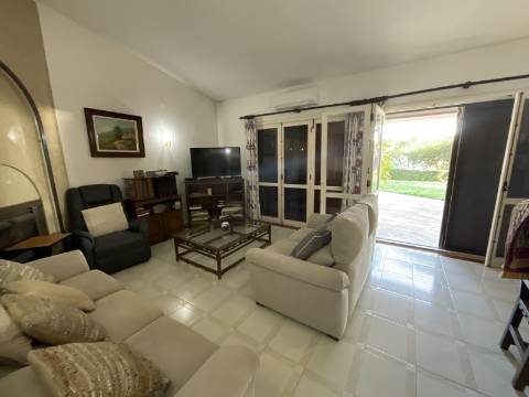 Excelente moradia com piscina e vista de mar.