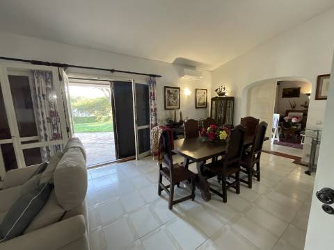 Excelente moradia com piscina e vista de mar.