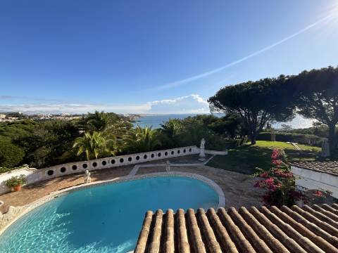 Excelente moradia com piscina e vista de mar.