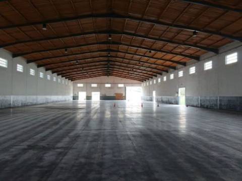 Armazém em Arruda dos Vinhos junto ao No de Alverca A1