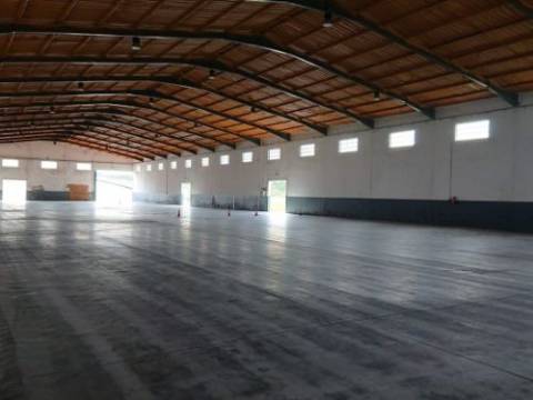 Armazém em Arruda dos Vinhos junto ao No de Alverca A1