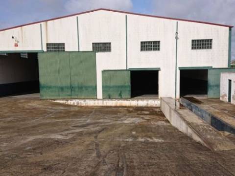 Armazém em Arruda dos Vinhos junto ao No de Alverca A1
